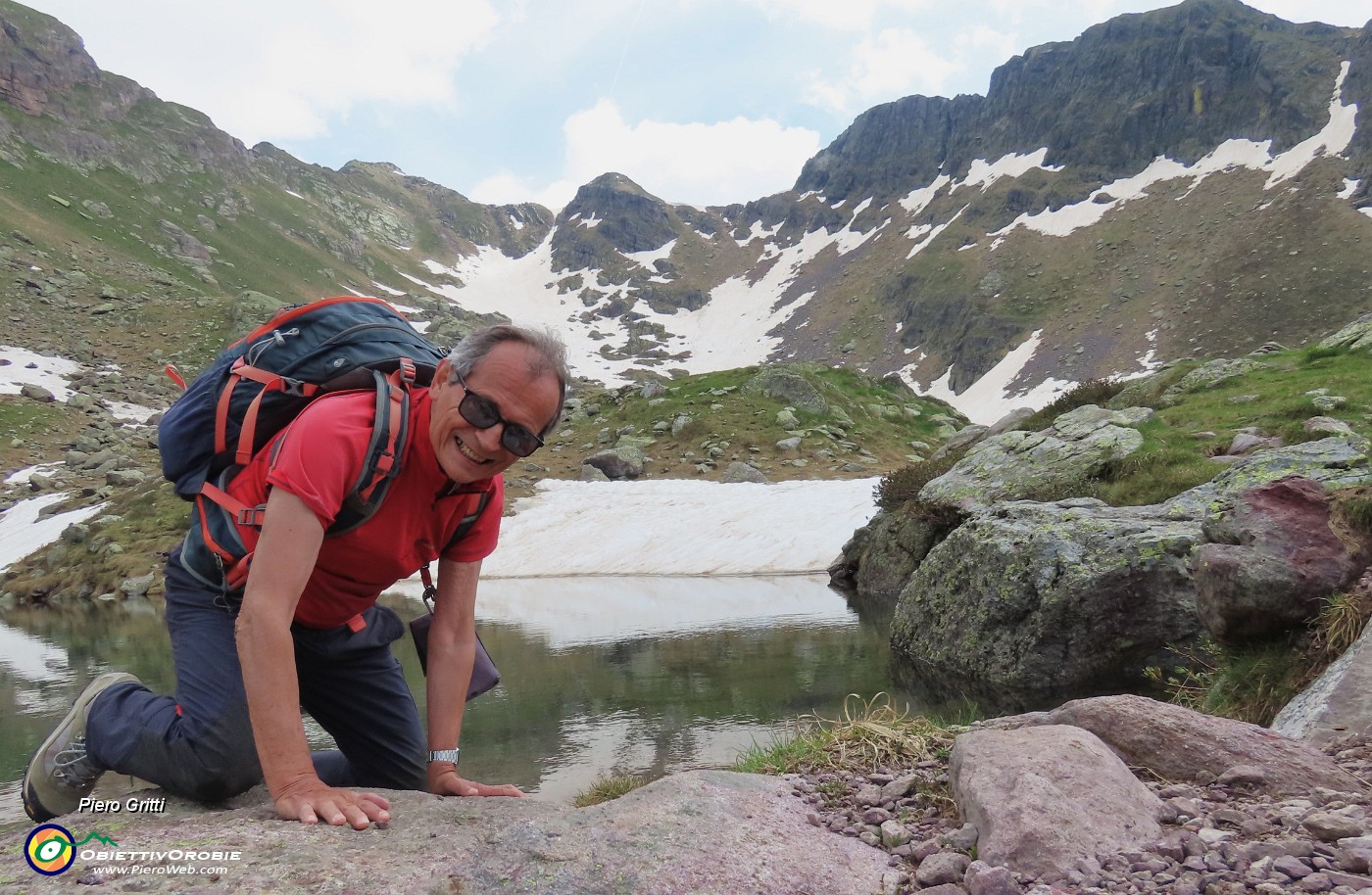 01 Spettacolo al laghetto di Pietra Quadra (2116 m) in avanzato disgelo !.JPG